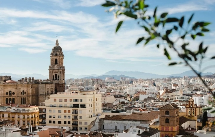 Город в Испании начал открыто «посылать» туристов домой