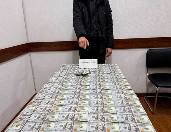 Фарғонада солиқчи тадбиркордан 20 минг доллар олганида ушланди