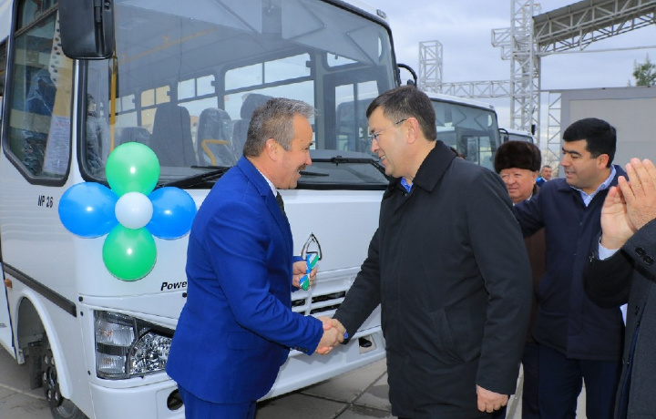 Samarqand hokimi viloyat teatr jamoalariga avtobuslar sovg‘a qildi