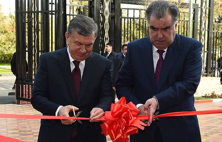 Shavkat Mirziyoyev va Imomali Rahmon O‘zbekistonda ishlab chiqarilgan mahsulotlarning ochiq ko‘rgazmasida (fotoreportaj)