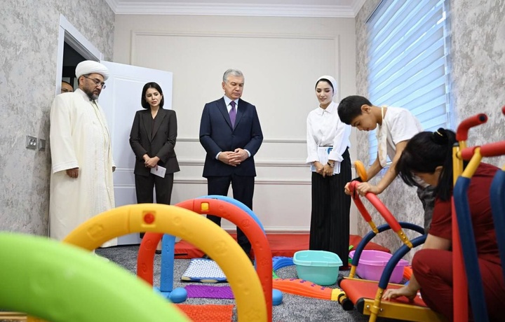 Prezident Namangandagi kunduzgi parvarish va qarab turish markazlari bilan tanishdi (foto)