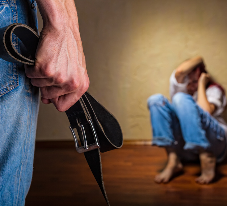 Oyoqlari bilan chiroyli mushuk yoyilgan fotosurat