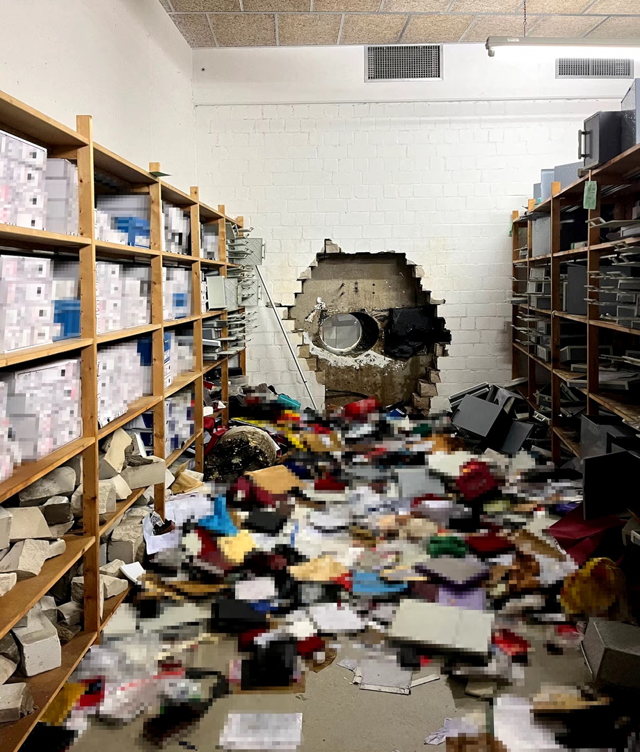 Ограбление года: в Германии грабители взломали несколько тысяч банковских сейфов, пробурив стену