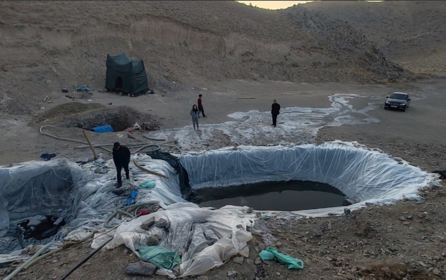 Қум остидаги бойлик: тонна-тонна олтинли тоғ жинслари қазиганлар фош этилди