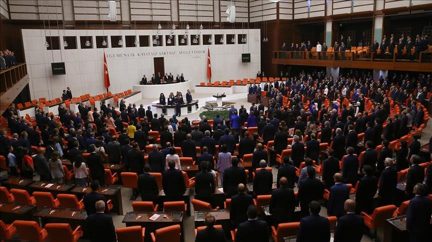 Turkiya Buyuk millat majlisida deputatlar qasamyod qilayapti