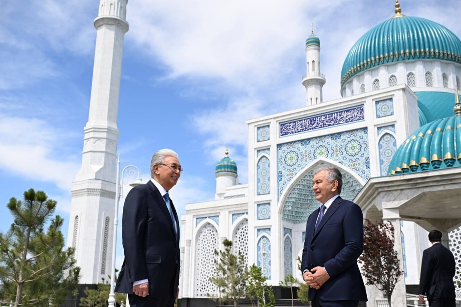 Prezidentlar Turkiston shahrida O‘zbekiston tomonidan bunyod etilgan masjid bilan tanishdilar (foto)