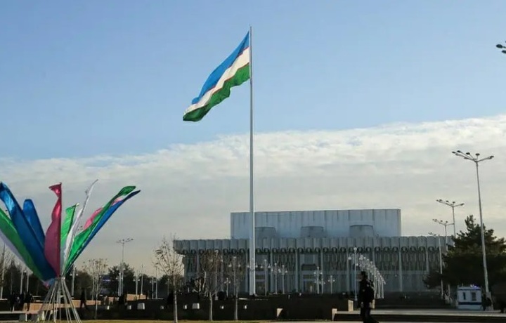 Узбекистанцам разрешат вывешивать флаг страны на работе и дома