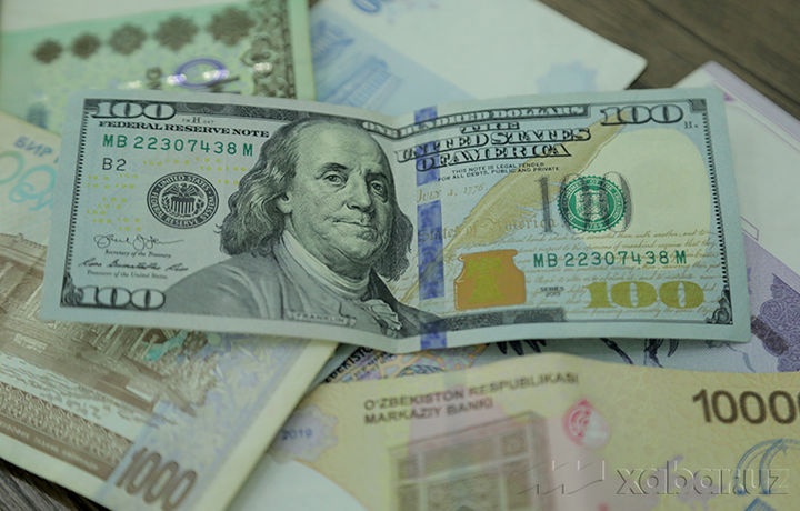 Курс доллара превысил 9400 сумов