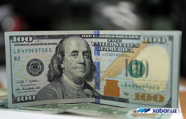 Курс доллара в Узбекистане снова превысил 8400 сумов