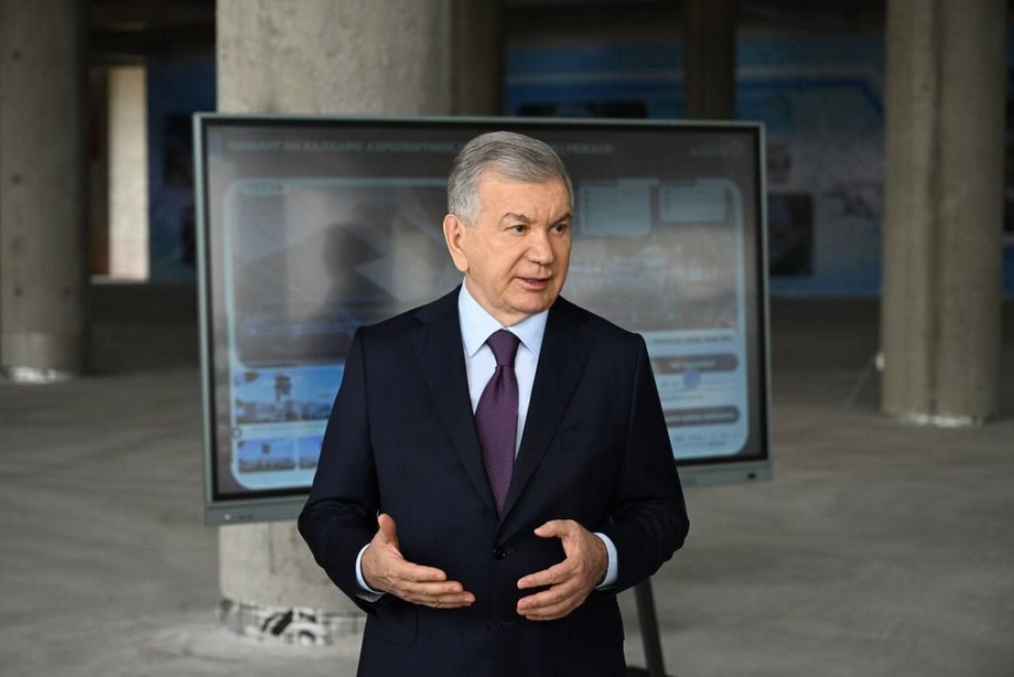 Президент Наманган аэропортидаги бунёдкорликни кўздан кечирди