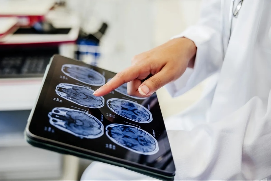 Xitoyda Neuralink chiplaridan ustun bo‘lgan miya implantini qo‘llash boshlandi