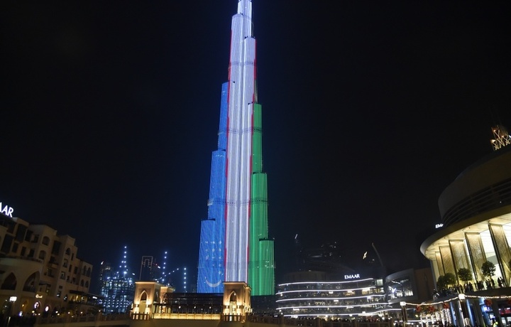 Самый высокий в мире небоскреб подсветили цветами флага Узбекистана