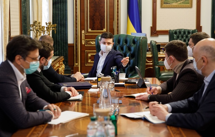 Zelenskiy idorasida infeksiya tarqaldi. Prezident koronavirusni o‘ziga yuqtirmoqchi bo‘lgandi
