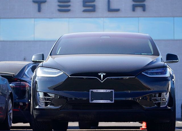 Полиция Берлина запретила машинам Tesla заезжать на свои объекты