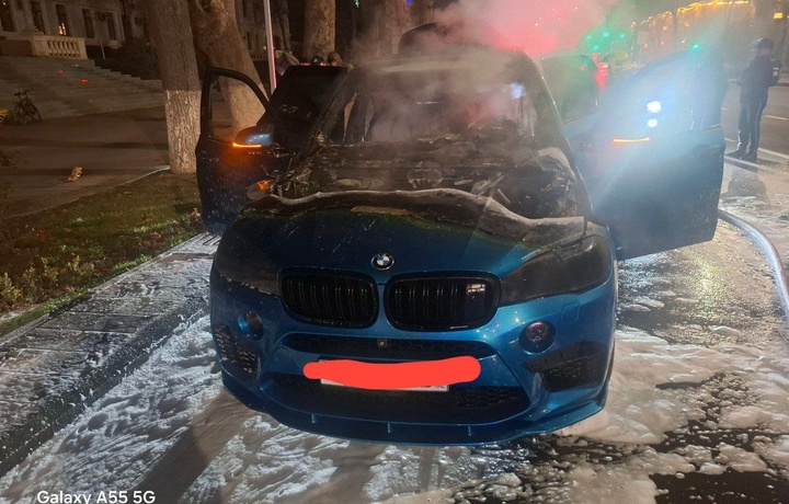 Тошкентда BMW автомобили ёниб кетди