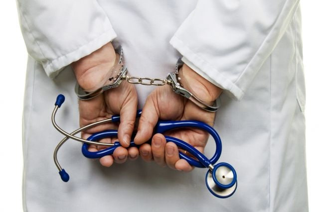 Ногиронлик нафақасини «нархлаган» шифокорга суд ҳукми ўқилди