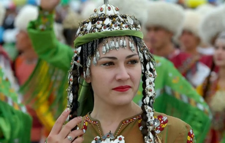 Студенток в Туркменистане заставят носить длинные и толстые косы