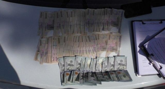 Двое самаркандцев задержаны при даче взятки сотруднику ОВД в размере почти 4000 долларов