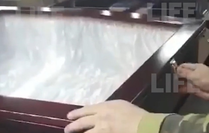 Прозрачные гробы для умерших от коронавируса начали производить в России (видео)