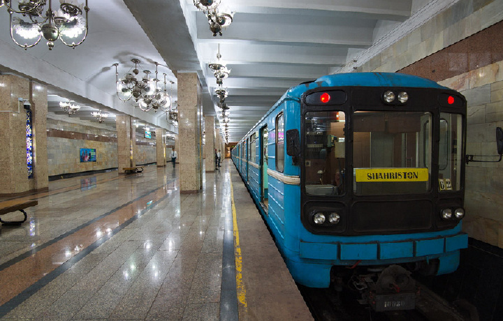 Тошкентда фуқаро метро релсига тушиб кетди