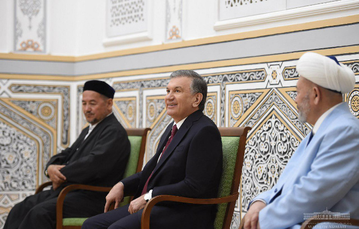 Шавкат Мирзиёев посетил мавзолей Султана Саодата