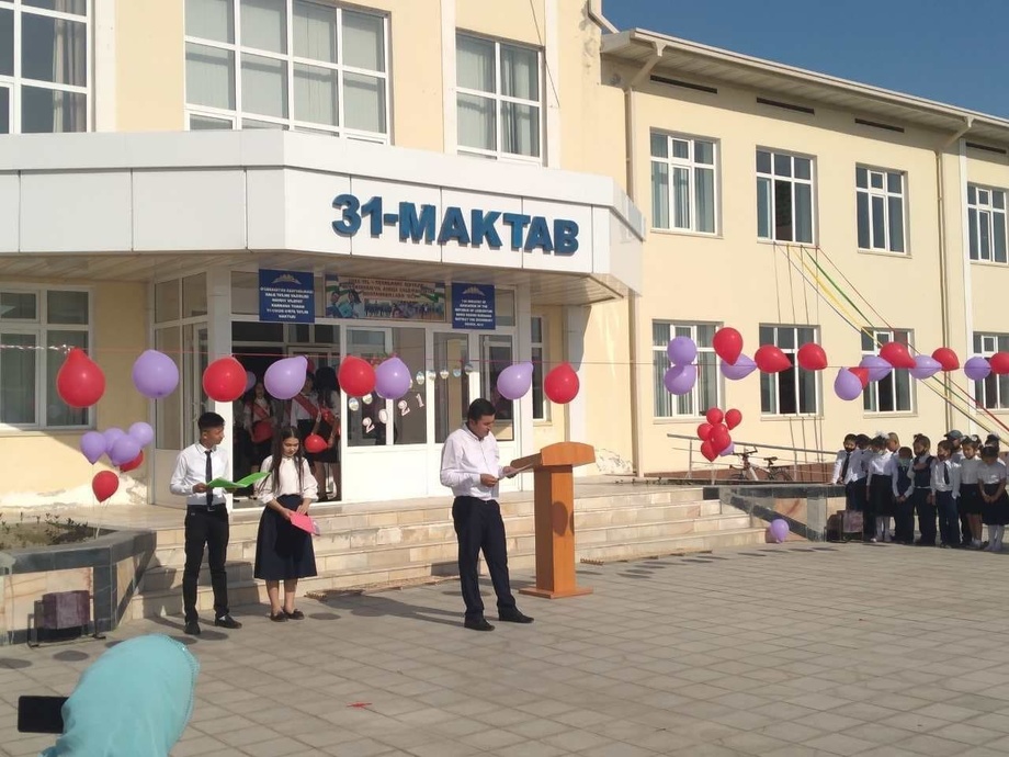 Maktab direktori o‘qishga kirgan o‘quvchilarining kontrakt pulini to‘lab berishni va’da qildi