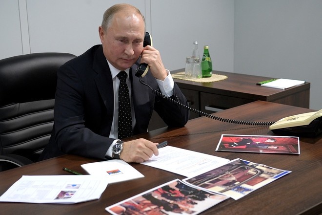 Путин по телефону поздравил Нурмагомедова с победой над Гейтжи