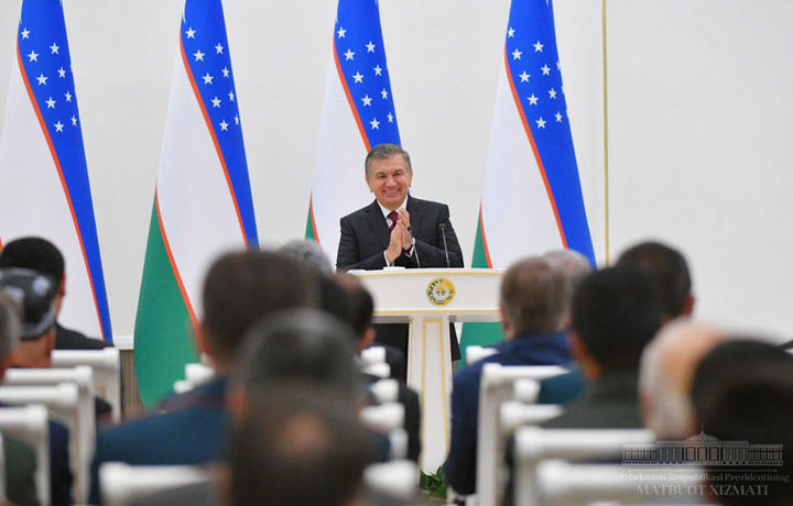 Шавкат Мирзиёев мукофот олганларни шахсан тақдирлади
