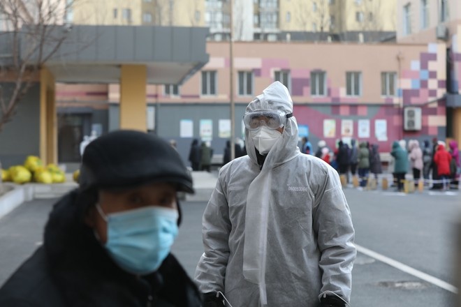 В Китае объяснили новую вспышку коронавируса в стране