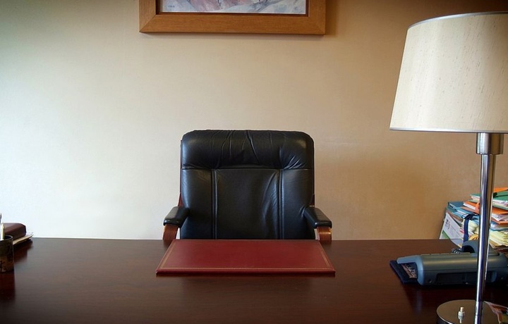 Hamkasbiga intim munosabat taklif qilgan direktor ishdan haydaldi