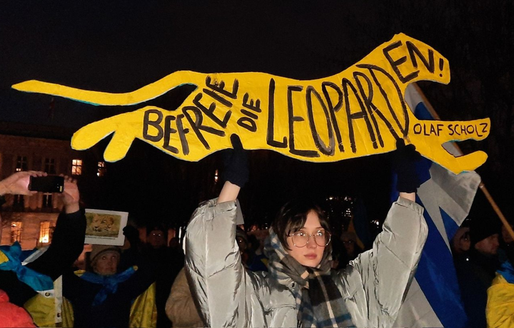 Берлинда одамлар Украинага танк беришни сўраб оммавий митинг ўтказди