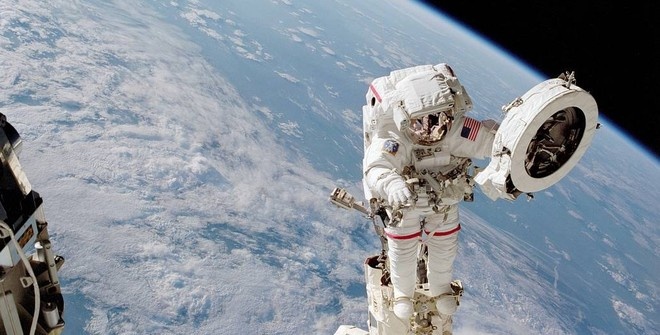 Астронавты NASA вышли в открытый космос
