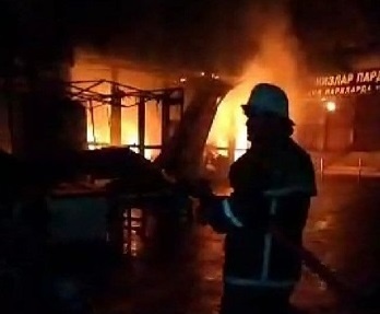 На вещевом рынке в Асакинском районе возник пожар