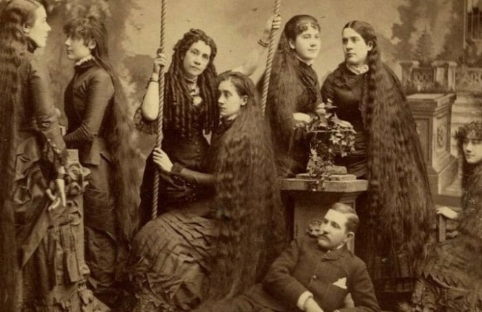 Porno xotini sikiklari va telefonda gaplashadi Bu gozal mushuk