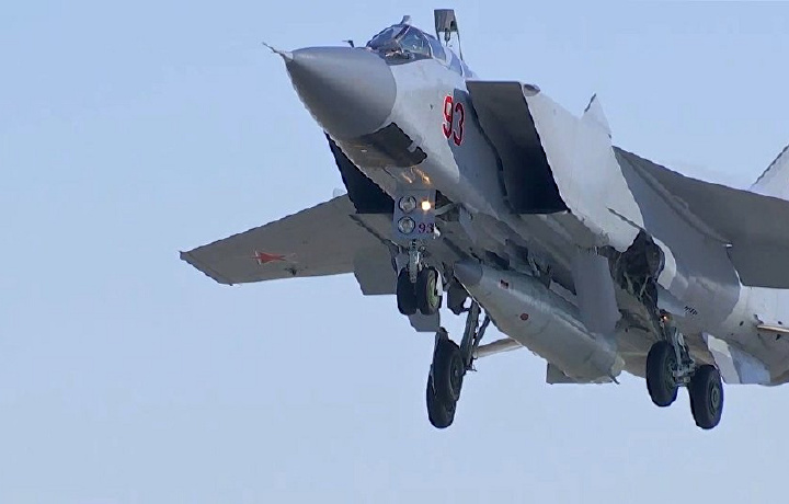 Putinning chiqishidan so‘ng shov-shuv bo‘lgan gipertovush tezligidagi raketa sinovdan o‘tkazildi (video)
