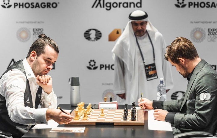 Жаҳон чемпионлиги учун кураш бошланди: Карлсен ва Непомняший биринчи партияни якунлашди