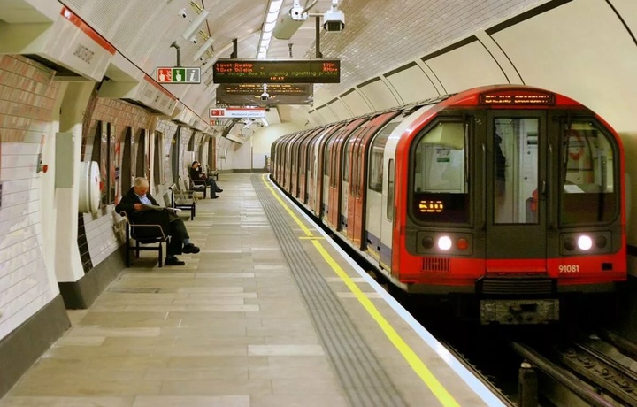 Лондонда коронавирус туфайли метро станциялари ёпилди, автобуслар қисқартирилди