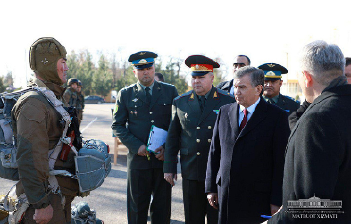 Shavkat Mirziyoyev harbiylarga mashina va uy berish bo‘yicha topshiriq berdi