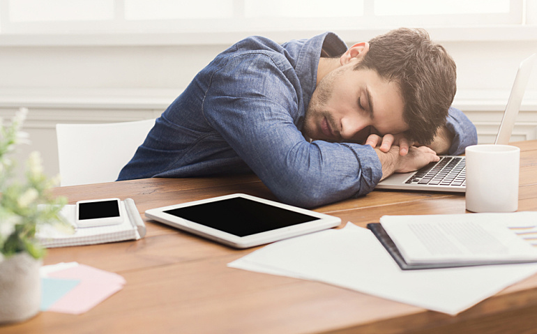 Кун давомида 20 дақиқалик уйқу чарчоқдан халос бўлишга ёрдам беради