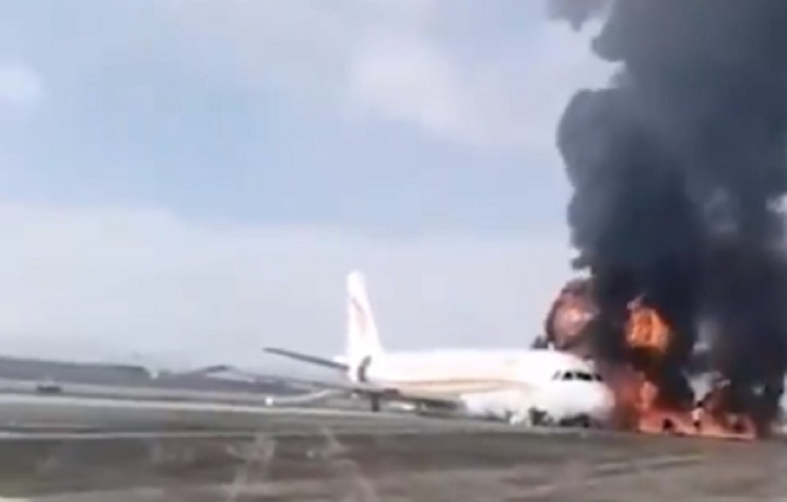 Самолет с пассажирами загорелся в Китае. 40 человек госпитализированы (видео)