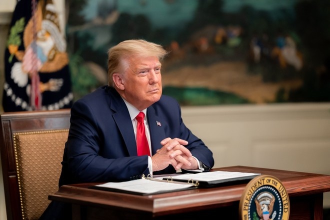 СМИ: Трамп запретит США делиться вакциной с другими странами