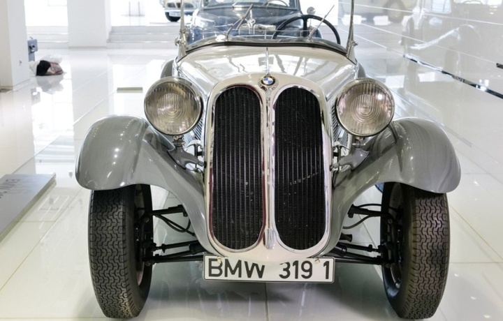 На аукцион выставлен самый первый спорткар BMW