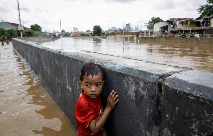 Indoneziyada sel toshqini ko‘plab insonlarning umriga zomin bo‘ldi