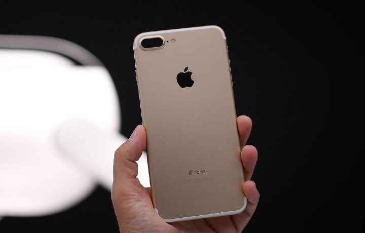 WSJ: Apple откажется от LCD-экранов в iPhone в 2020 году