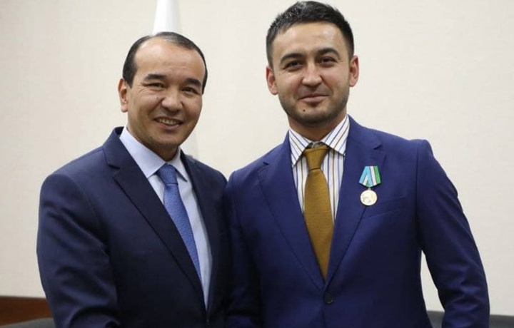Ozodbek Nazarbekov Davron Kabulovga mukofotni topshirdi