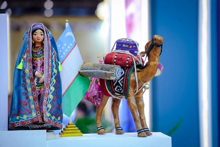 Туризм: Лондондаги халқаро кўргазмада Ўзбекистон миллий стенди ташкил этилди