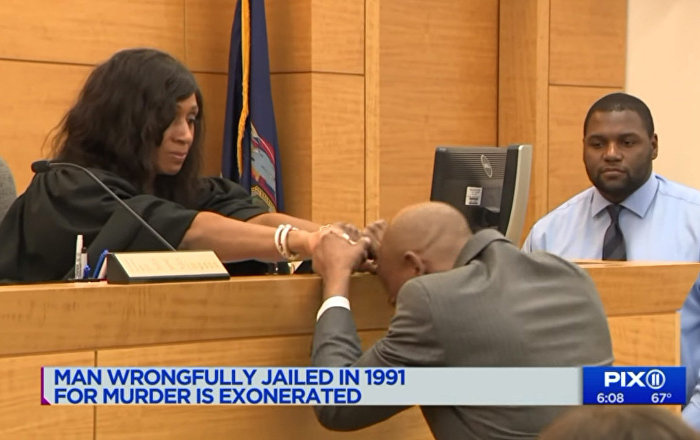 Оправданный после 17 лет тюрьмы американец расплакался в зале суда (видео)