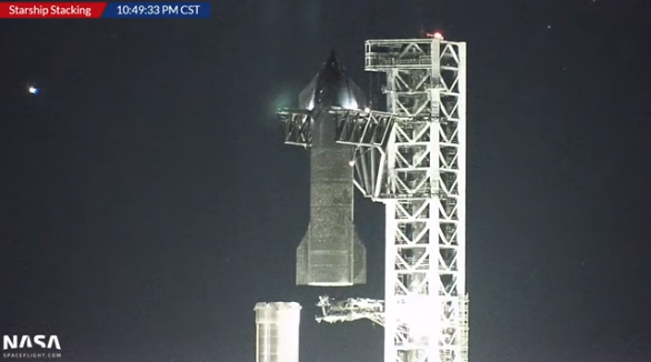 «SpaceX» дунёдаги энг йирик ракетани қуришни якунлади (видео)