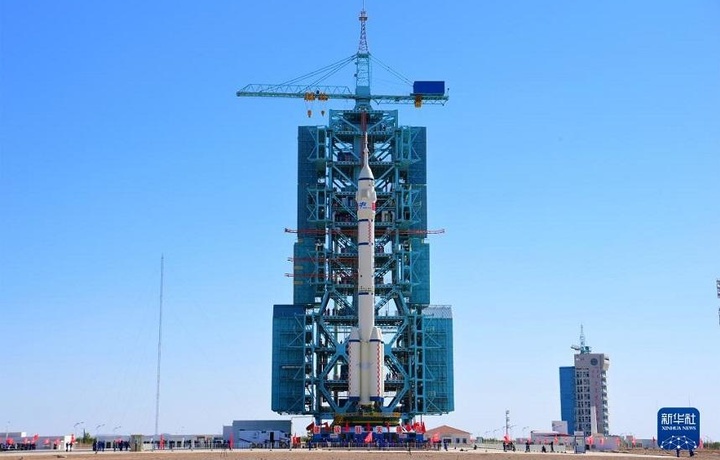 Космический корабль «Шэньчжоу-14» готовится к запуску