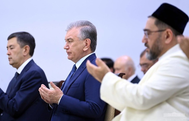 Shavkat Mirziyoyev Imom Buxoriy maqbarasini ziyorat qildi (foto)